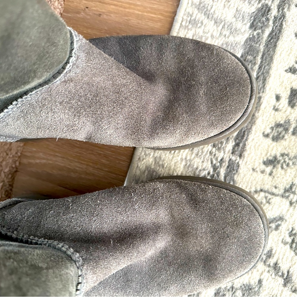 Ugg - Picture 4 of 4